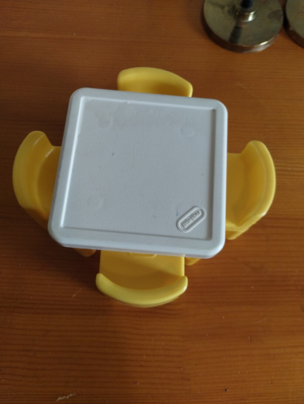 Little Tikes Dollhouse Yellow and White Play Table with Four Seats